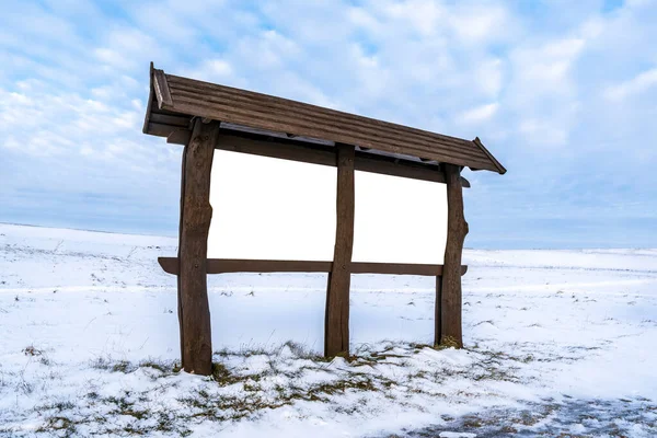 冬の風景の中に空白の屋外木製の看板 冬の間は屋外の無料バナー — ストック写真