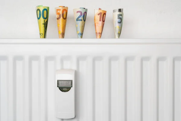 Verwarming Radiator Met Thermostaat Euro Geld Dure Verwarming Kosten Concept — Stockfoto