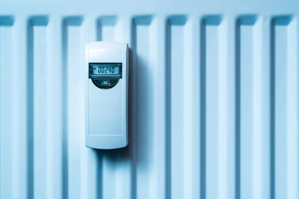 Moderne Radiator Met Thermostaatregeling Elektronische Verbruiksmeting Blauw Getinte Afbeelding — Stockfoto