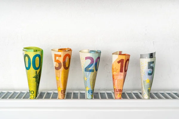 Pieniądze Ogrzewanie Akumulatora Banknoty Euro Grzejniku Centralnego Ogrzewania Koncepcja Drogich — Zdjęcie stockowe