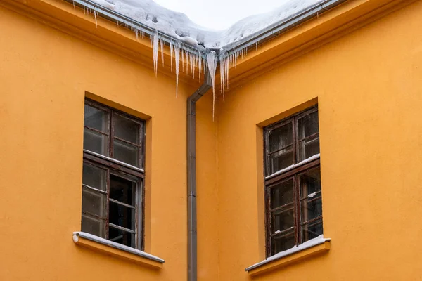 Střeše Oranžové Budovy Visí Rampouchy Dolní Pohled — Stock fotografie