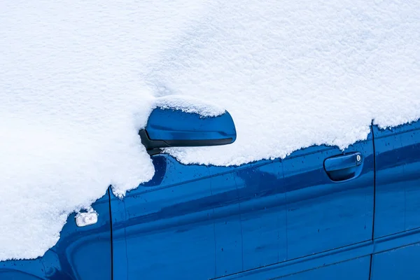 Lado Coche Cubierto Nieve Una Fría Mañana Invierno — Foto de Stock