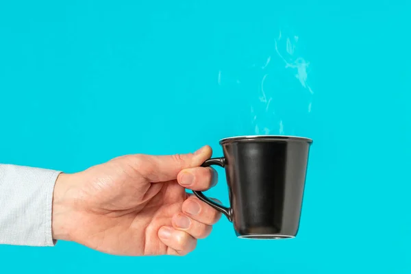 Hand Van Een Man Met Een Hete Koffiekop Met Rook — Stockfoto