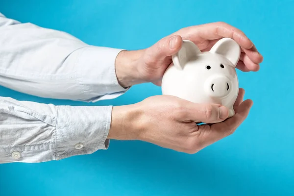 Bescherm Geld Concept Twee Man Handen Bedekken Witte Spaarvarken Bank — Stockfoto