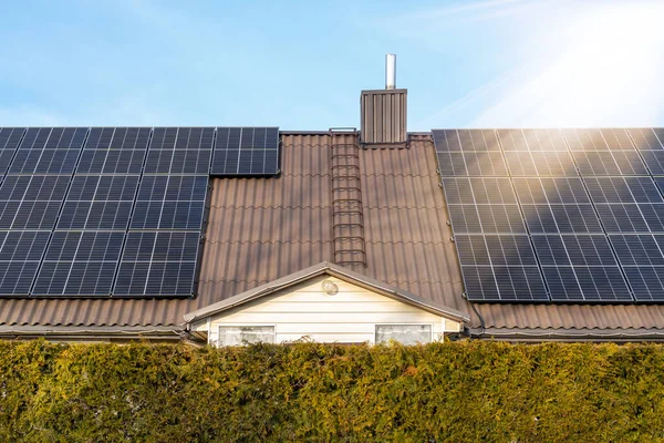 House Roof Solar Panels Top Blue Sky Sun Rays — Stock Photo, Image