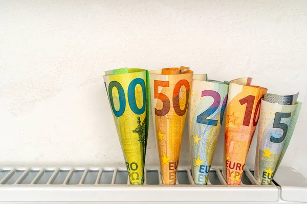 Teure Heizkosten Rechnungen Bezahlen Euro Geldscheine Auf Heizkörperbatterie Hause — Stockfoto