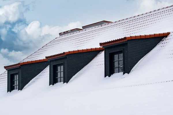 Ряд Гуртожитків Даху Під Шаром Свіжого Снігу — стокове фото