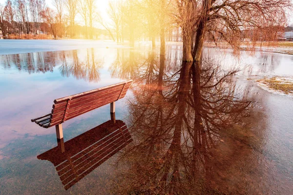 Panchina Allagante Con Acqua Aumento Nel Parco Una Panchina Parco — Foto Stock