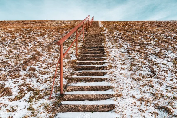 Mavi Kış Gökyüzü Merdivenler Karlı Bir Tepeye Kadar Uzanıyor Kariyer — Stok fotoğraf