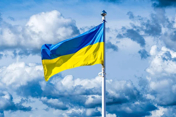 在多云的天空背景下悬挂乌克兰国旗 大旗在风中飘扬 — 图库照片