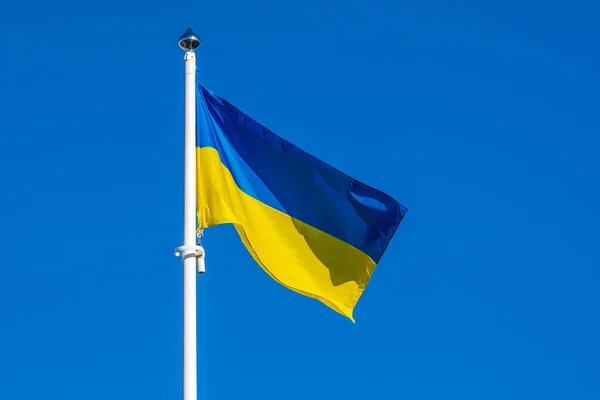 乌克兰国旗在明亮的蓝天背景下飘扬 — 图库照片