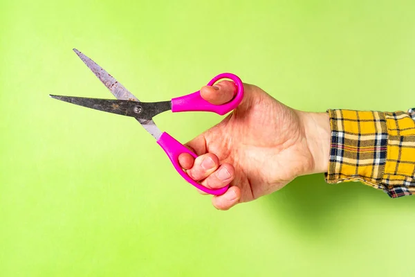 Mano Sostiene Viejas Tijeras Sucias Sobre Fondo Verde —  Fotos de Stock