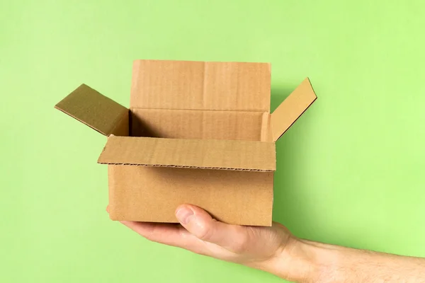 Mão Segurando Pacote Caixa Papel Marrom Aberto — Fotografia de Stock