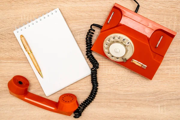 Arancione Telefono Rotante Notebook Bianco Sfondo Legno Vista Dall Alto — Foto Stock