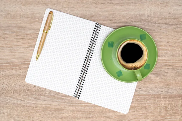 咖啡杯 螺旋式笔记本和钢笔放在木制桌子上 — 图库照片