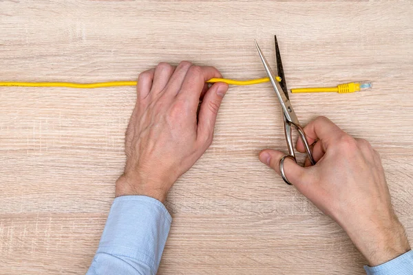 Internet Zensor Durchtrennt Gelbes Netzwerkkabel Über Hölzernem Hintergrund Eingeschränktes Internetzugangskonzept — Stockfoto