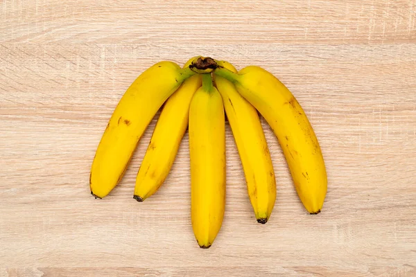 Bunch Verse Bananen Houten Ondergrond Bovenaanzicht — Stockfoto