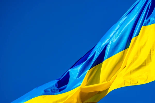 在刮风的日子里 蓝色和黄色的乌克兰国旗在天空背景下飘扬 复制空间 — 图库照片