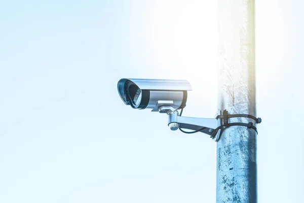 Cyfrowa Kamera Metalowym Słupie Niebieskie Pastelowe Tło Kamery Ochrony Chroniące — Zdjęcie stockowe