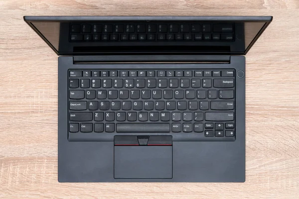 Draufsicht Auf Modernen Laptop Auf Hölzernem Schreibtischhintergrund — Stockfoto