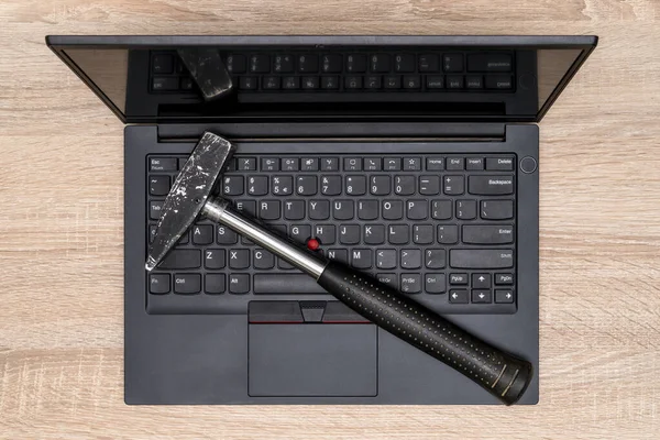 Вид Зверху Молоток Розміщений Сучасній Клавіатурі Ноутбука Комп Ютери Діагностика — стокове фото