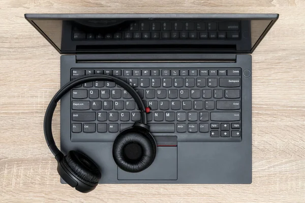 Auriculares Inalámbricos Teclado Del Portátil Establecer Espacio Trabajo Oficina Casa —  Fotos de Stock