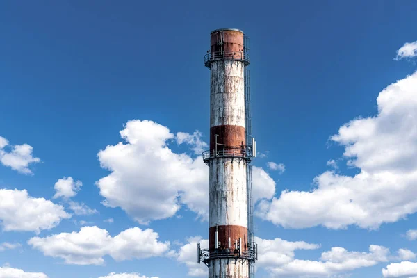 Großer Rot Weißer Fabrikschornstein Vor Bewölktem Sommerhimmel — Stockfoto