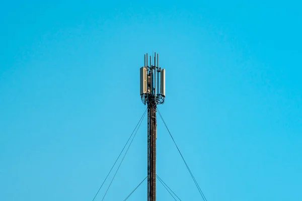 Wieża Telekomunikacyjna Urządzenia Telekomunikacyjne Sieci Radiowych Modułami Radiowymi Inteligentnymi Antenami — Zdjęcie stockowe