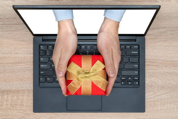Χέρια Ένα Δώρο Βγαίνουν Από Μια Οθόνη Ενός Υπολογιστή Laptop — Φωτογραφία Αρχείου