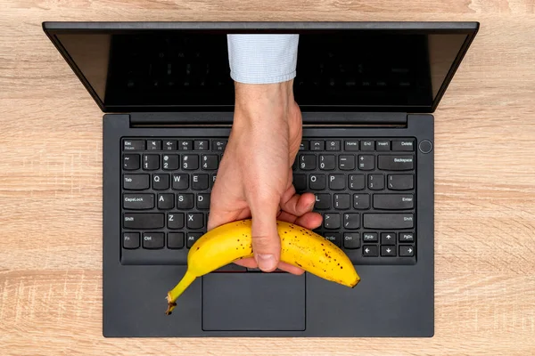 Die Hand Eines Mannes Mit Einer Banane Die Aus Dem — Stockfoto