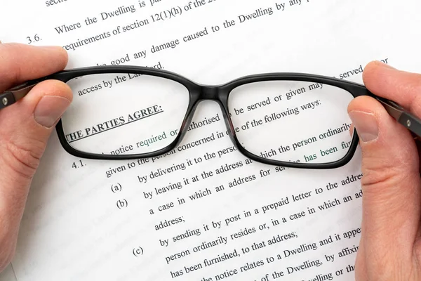 Estudar Contrato Arrendamento Cópia Contrato Arrendamento Atrás Óculos Uma Mesa — Fotografia de Stock