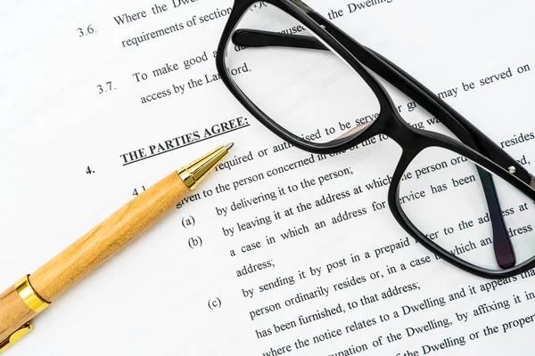 Umowa Leasingu Mieszkaniowego Piórem Okularami — Zdjęcie stockowe