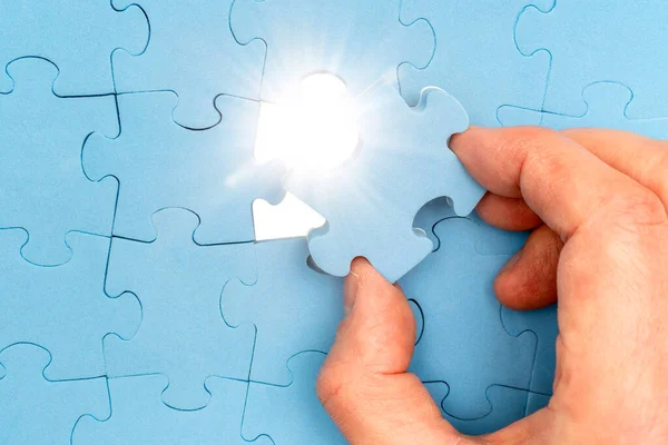 Puzzle Mancante Con Raggi Luce Provenienti Dallo Sfondo Concetto Business — Foto Stock