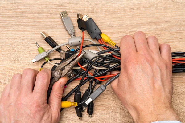 Mãos Mestre Segurar Cortadores Fio Pacote Cabos Computador Eletrônica Idéia — Fotografia de Stock