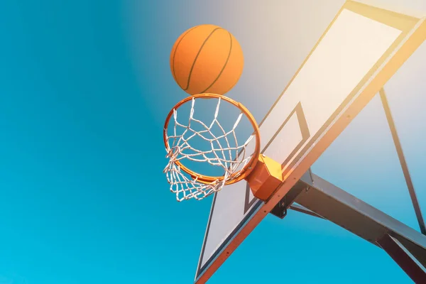 Street Basketball Ball Falling Hoop Concept Success Scoring Points Winning — Stock Photo, Image