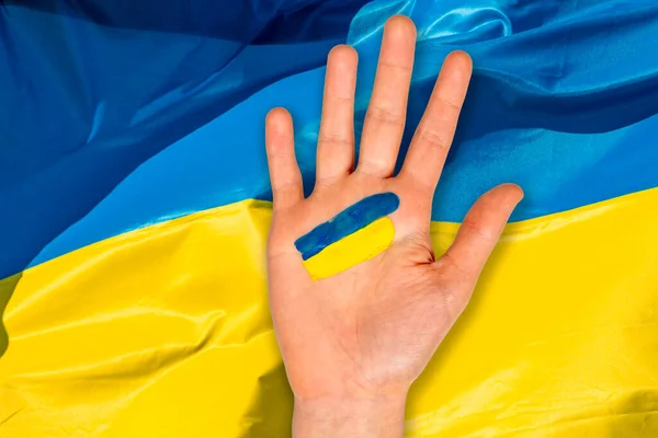 在乌克兰国旗的背景上用蓝色和黄色笔划 — 图库照片