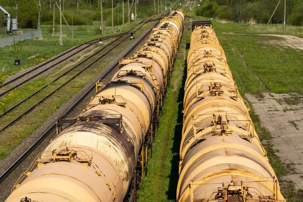 鉄道で石油や燃料輸送を持つタンクのセット 鉄道上の貨物車 — ストック写真