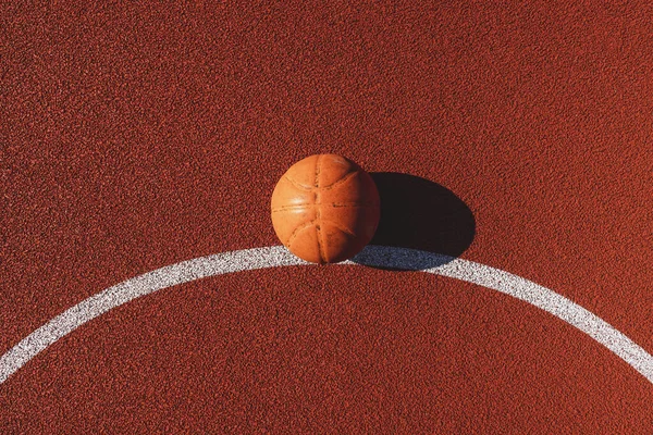 Basketball Ball Outdoors Court Sunny Day Sport Equipment — Fotografia de Stock