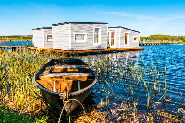 在一个阳光明媚的春日 在一个公园湖中的蓝色水面上漂浮着一个钓鱼小木屋 — 图库照片