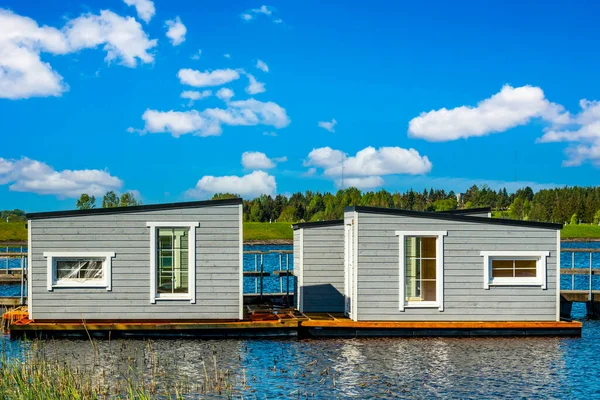 Floating Fishing Cabins Lake Water Sunny Spring Day — Φωτογραφία Αρχείου