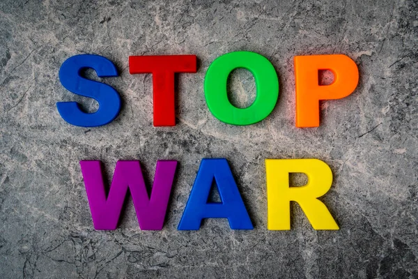 Επιγραφή Σταματήστε Τον Πόλεμο Πλαστικά Γράμματα Ένα Πέτρινο Φόντο Σταματήστε — Φωτογραφία Αρχείου