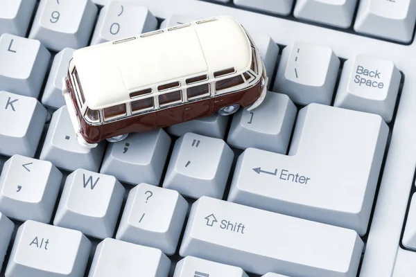 Маленька Машина Клавіатурі Про Концепцію Автомобільного Бізнесу Такі Транспорт Оренда — стокове фото