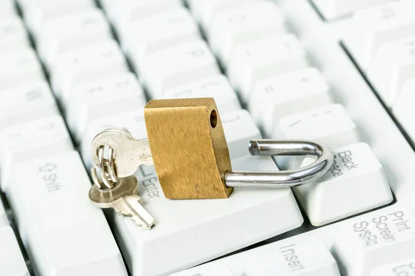 Unlocked Padlock Top Computer Keyboard Represent Concept Computer Security Breach — Stock Photo, Image