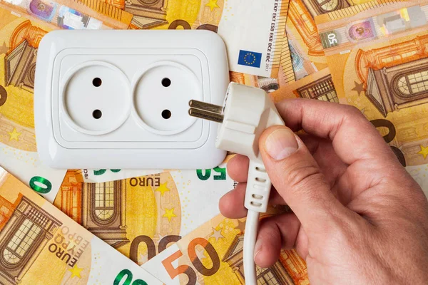 Männliche Hand Steckt Stecker Die Steckdose Über Geld Hintergrund Stromkosten — Stockfoto