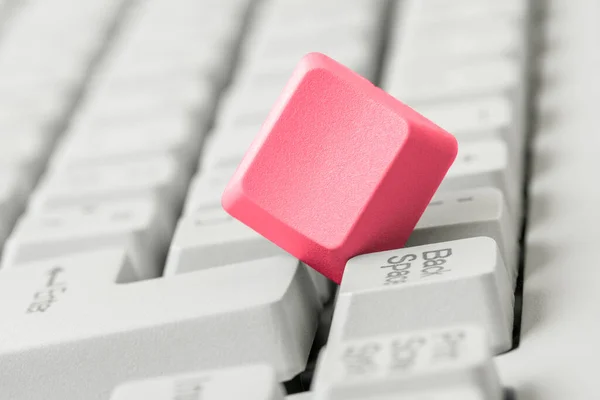 白色电脑键盘上空的红色按钮 计算机技术概念 — 图库照片