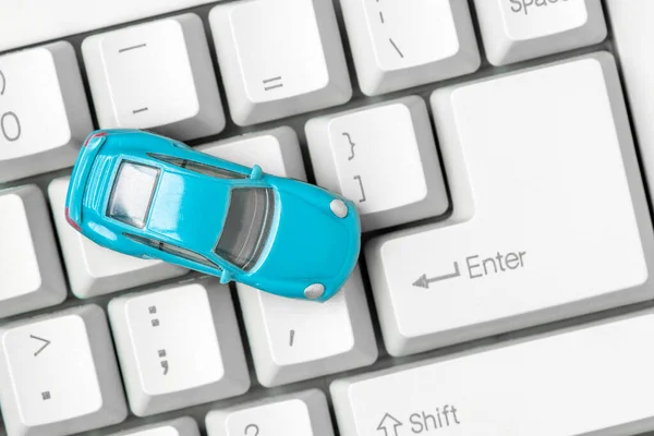 Kleines Blaues Auto Auf Der Computertastatur Auto Business Konzept Wie — Stockfoto