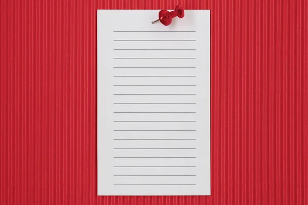 Biały Podszewka Papier Przypięty Czerwonym Tle Dla Notatki Zawiadomienia Lub — Zdjęcie stockowe