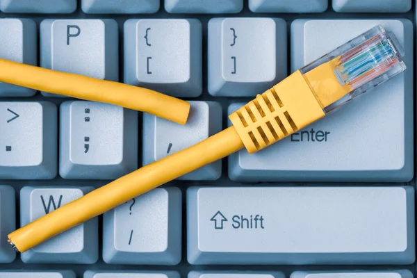 Ligação Internet Desligada Teclado Azul Computador Com Cabo Rede Amarelo — Fotografia de Stock