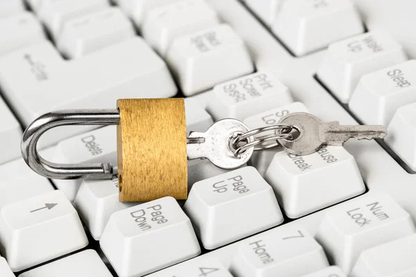 安全概念 白色键盘上打开黄色挂锁 计算机受到保护 不受网络犯罪和黑客攻击 — 图库照片
