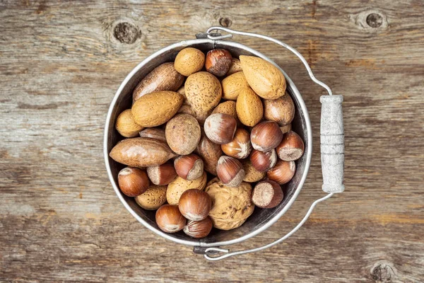 Oude Tinnen Emmer Met Assortiment Moeren Schelpen Bovenaanzicht — Stockfoto